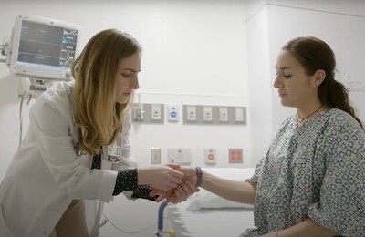 Кодирование Аквилонг в Кимрах Врач держит пациентку за руку